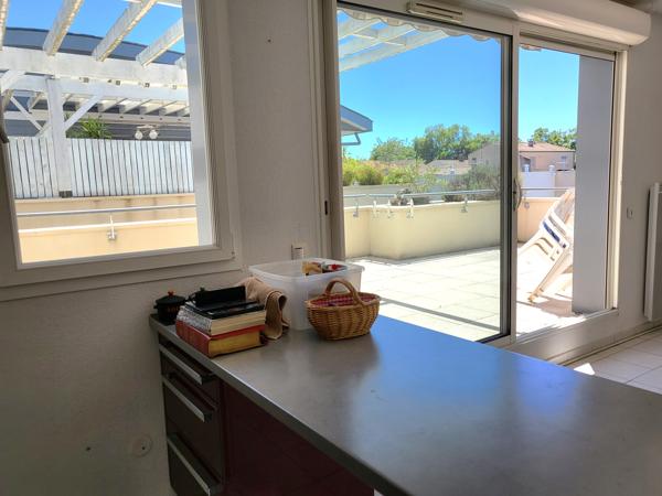 APPARTEMENT T3 AVEC GRANDE TERRASSE ET 2 PARKINGS EN SOUS-SOL