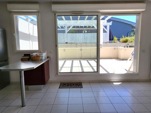 APPARTEMENT T3 AVEC GRANDE TERRASSE ET 2 PARKINGS EN SOUS-SOL