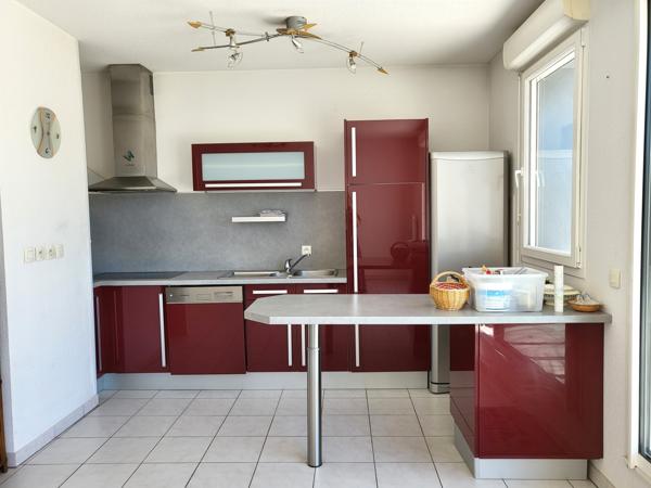 APPARTEMENT T3 AVEC GRANDE TERRASSE ET 2 PARKINGS EN SOUS-SOL