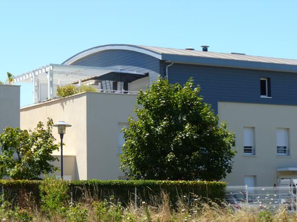 APPARTEMENT T3 AVEC GRANDE TERRASSE ET 2 PARKINGS EN SOUS-SOL