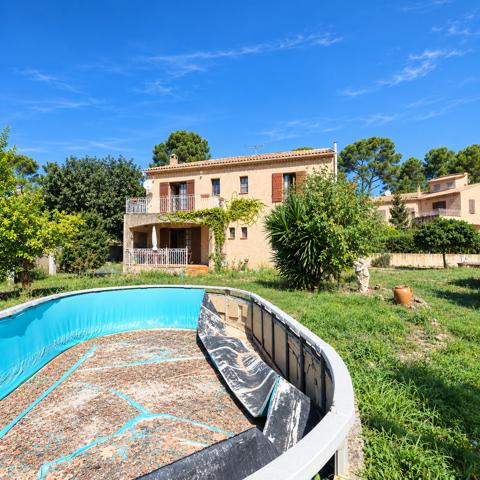 À VENDRE – VILLA À RÉNOVER – SECTEUR RÉSIDENTIEL DU PONT DES ANGES / LES BAUMELLES villa 140m² sur 1870m² de t
