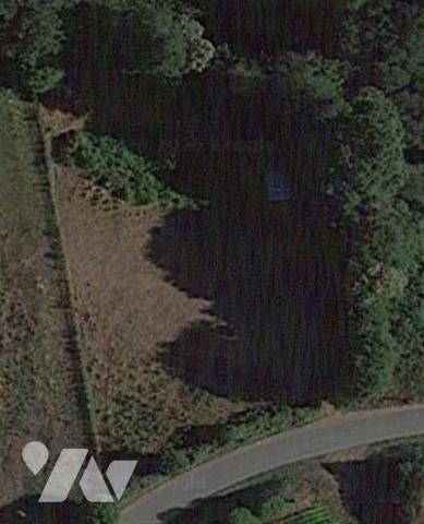 Un terrain avec un abri.