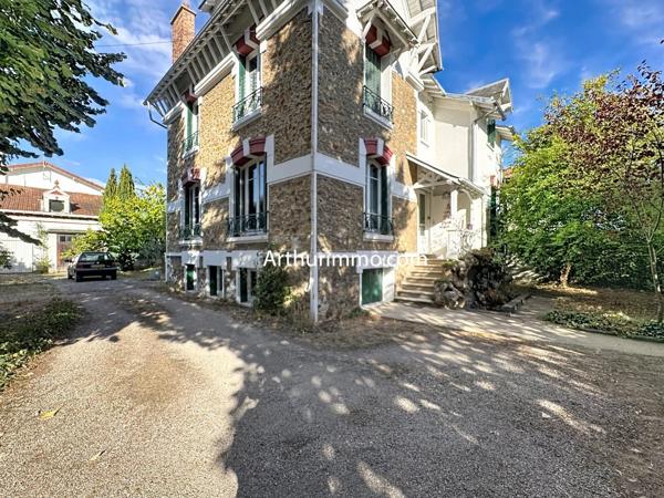 Vente                                                      Maison
                        
                     9 pièces                      198 m2                     à Villeneuve-le-Roi