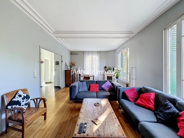 Vente                                                      Maison
                        
                     9 pièces                      198 m2                     à Villeneuve-le-Roi