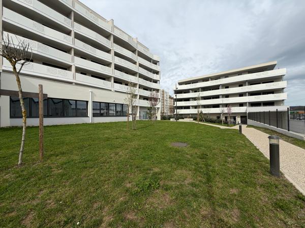 Saint-Étienne (42000) EXCLUSIVITÉ – Superbe T5 de 99 m² avec 2 terrasses, piscine intérieure chauffée, garage, parking