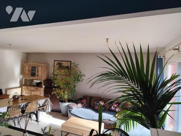 Appartement en duplex avec garage et jardin à proximité à pied du centre ville, comprenant au
...