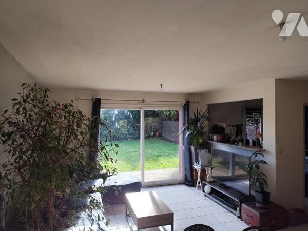 Appartement en duplex avec garage et jardin à proximité à pied du centre ville, comprenant au
...