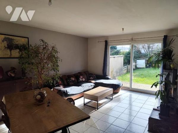 Appartement en duplex avec garage et jardin à proximité à pied du centre ville, comprenant au
...