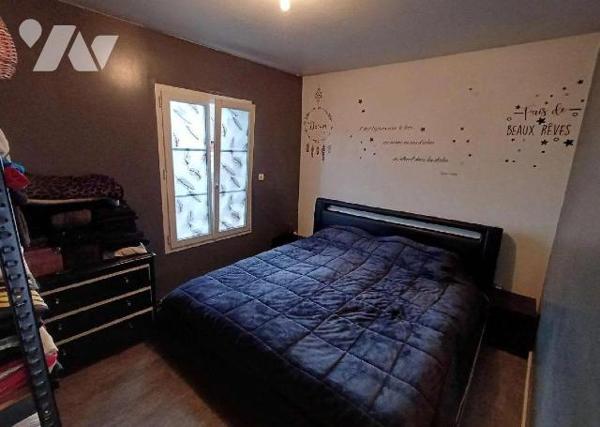 Appartement en duplex avec garage et jardin à proximité à pied du centre ville, comprenant au
...