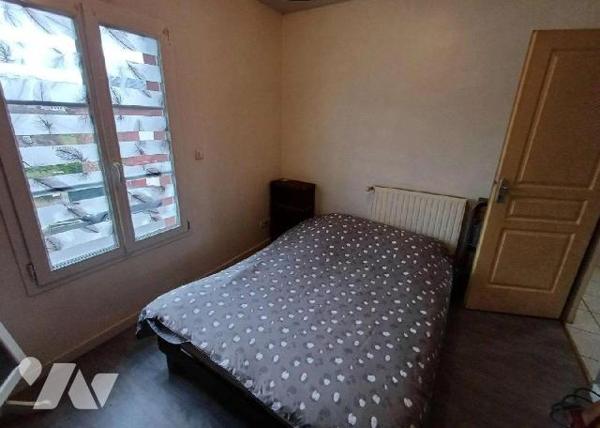 Appartement en duplex avec garage et jardin à proximité à pied du centre ville, comprenant au
...