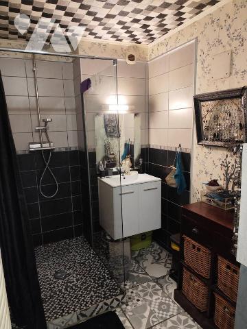 Appartement en duplex avec garage et jardin à proximité à pied du centre ville, comprenant au
...