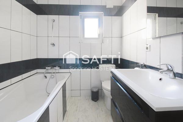 Jolie Maison rénovée avec 3 chambres, 2 salles de bain et garage!