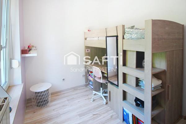 Jolie Maison rénovée avec 3 chambres, 2 salles de bain et garage!