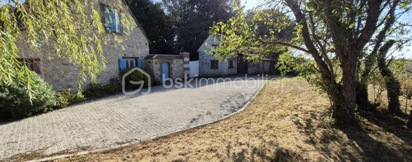Voulton – Hameau de Bohaire (77560) 10 min de Provins et 22 min de la Ferté Gaucher

Amoureux de l’authenticité, du charme de l’ancien et des propriétés ayant une véritable âme, cette maison ne vous laissera pas indifférent.

Dès votre arrivée, vous serez séduits par l’environnement bucolique et préservé. La propriété se découvre au bout d’un chemin, avec une mare, un espace de stationnement et un magnifique jardin d’environ 4 000 m², agrémenté de remarquables arbres centenaires qui confèrent au lieu une atmosphère unique.

Datée de 1733, cette maison de caractère d’environ 190 m² a conservé de nombreux éléments authentiques qui font tout son charme.

✨ Une maison pleine de caractère

Au rez-de-chaussée, vous découvrirez une grande pièce de vie chaleureuse et conviviale, sublimée par de belles tomettes anciennes et un superbe plafond cathédrale dès l'entrée, offrant volume et luminosité.


La cuisine ouverte, à la fois fonctionnelle et élégante, est équipée avec de l’électroménager Bosch et dispose notamment d’un îlot central avec cave intégrée, idéal pour recevoir famille et amis.

La maison offre 3 chambres, ainsi que différents espaces permettant d’imaginer une vie familiale confortable ou un projet mêlant habitation et activité.

🏠 Une dépendance aux multiples possibilités

Une belle dépendance d’environ 46 m² complète la propriété. Elle comprend deux chambres et offre de nombreuses possibilités : espace pour recevoir, logement indépendant, bureau, activité professionnelle ou projet locatif, selon vos envies. Possibilité d'agrandir la dépendance.

La propriété dispose également d’une dépendance atelier, parfaite pour les passionnés de bricolage, d’artisanat ou pour du stockage.

À l’extérieur, vous profiterez d’une agréable terrasse d’environ 28 m², ouverte sur le jardin et son environnement verdoyant.

🌳 Un cadre rare et préservé

Le terrain d’environ 4 000 m² constitue l’un des véritables atouts de cette propriété. Les arbres centenaires, les espaces naturels et la mare créent un cadre paisible, à l’abri des regards.

Les + :

- Maison de caractère datant de 1733
- Environ 190 m² habitables
- 3 chambres dans la maison
- 2 chambres supplémentaires dans une dépendance de 46 m²
- Grande pièce de vie ouverte sur la cuisine
-Une entré avec plafond cathédrale
- Tomettes anciennes
- Cuisine équipée Bosch avec îlot et cave intégrée
- Terrasse de 28 m²
- Terrain d’environ 4 000 m²
- Arbres centenaires
- Mare
- Parking
- Dépendance atelier
- Double vitrage
- Pompe à chaleur
- Fosse septique

Une propriété rare, idéale pour les amoureux des belles demeures anciennes à la recherche d’un cadre de vie paisible, de charme et d’authenticité.

📍 Voulton – Hameau de Bohaire (77560)

Une maison qui ne se raconte pas seulement… elle se découvre.