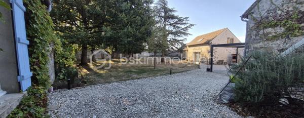 Voulton – Hameau de Bohaire (77560) 10 min de Provins et 22 min de la Ferté Gaucher

Amoureux de l’authenticité, du charme de l’ancien et des propriétés ayant une véritable âme, cette maison ne vous laissera pas indifférent.

Dès votre arrivée, vous serez séduits par l’environnement bucolique et préservé. La propriété se découvre au bout d’un chemin, avec une mare, un espace de stationnement et un magnifique jardin d’environ 4 000 m², agrémenté de remarquables arbres centenaires qui confèrent au lieu une atmosphère unique.

Datée de 1733, cette maison de caractère d’environ 190 m² a conservé de nombreux éléments authentiques qui font tout son charme.

✨ Une maison pleine de caractère

Au rez-de-chaussée, vous découvrirez une grande pièce de vie chaleureuse et conviviale, sublimée par de belles tomettes anciennes et un superbe plafond cathédrale dès l'entrée, offrant volume et luminosité.


La cuisine ouverte, à la fois fonctionnelle et élégante, est équipée avec de l’électroménager Bosch et dispose notamment d’un îlot central avec cave intégrée, idéal pour recevoir famille et amis.

La maison offre 3 chambres, ainsi que différents espaces permettant d’imaginer une vie familiale confortable ou un projet mêlant habitation et activité.

🏠 Une dépendance aux multiples possibilités

Une belle dépendance d’environ 46 m² complète la propriété. Elle comprend deux chambres et offre de nombreuses possibilités : espace pour recevoir, logement indépendant, bureau, activité professionnelle ou projet locatif, selon vos envies. Possibilité d'agrandir la dépendance.

La propriété dispose également d’une dépendance atelier, parfaite pour les passionnés de bricolage, d’artisanat ou pour du stockage.

À l’extérieur, vous profiterez d’une agréable terrasse d’environ 28 m², ouverte sur le jardin et son environnement verdoyant.

🌳 Un cadre rare et préservé

Le terrain d’environ 4 000 m² constitue l’un des véritables atouts de cette propriété. Les arbres centenaires, les espaces naturels et la mare créent un cadre paisible, à l’abri des regards.

Les + :

- Maison de caractère datant de 1733
- Environ 190 m² habitables
- 3 chambres dans la maison
- 2 chambres supplémentaires dans une dépendance de 46 m²
- Grande pièce de vie ouverte sur la cuisine
-Une entré avec plafond cathédrale
- Tomettes anciennes
- Cuisine équipée Bosch avec îlot et cave intégrée
- Terrasse de 28 m²
- Terrain d’environ 4 000 m²
- Arbres centenaires
- Mare
- Parking
- Dépendance atelier
- Double vitrage
- Pompe à chaleur
- Fosse septique

Une propriété rare, idéale pour les amoureux des belles demeures anciennes à la recherche d’un cadre de vie paisible, de charme et d’authenticité.

📍 Voulton – Hameau de Bohaire (77560)

Une maison qui ne se raconte pas seulement… elle se découvre.