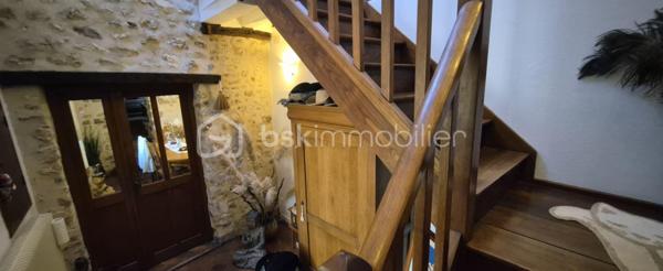 Voulton – Hameau de Bohaire (77560) 10 min de Provins et 22 min de la Ferté Gaucher

Amoureux de l’authenticité, du charme de l’ancien et des propriétés ayant une véritable âme, cette maison ne vous laissera pas indifférent.

Dès votre arrivée, vous serez séduits par l’environnement bucolique et préservé. La propriété se découvre au bout d’un chemin, avec une mare, un espace de stationnement et un magnifique jardin d’environ 4 000 m², agrémenté de remarquables arbres centenaires qui confèrent au lieu une atmosphère unique.

Datée de 1733, cette maison de caractère d’environ 190 m² a conservé de nombreux éléments authentiques qui font tout son charme.

✨ Une maison pleine de caractère

Au rez-de-chaussée, vous découvrirez une grande pièce de vie chaleureuse et conviviale, sublimée par de belles tomettes anciennes et un superbe plafond cathédrale dès l'entrée, offrant volume et luminosité.


La cuisine ouverte, à la fois fonctionnelle et élégante, est équipée avec de l’électroménager Bosch et dispose notamment d’un îlot central avec cave intégrée, idéal pour recevoir famille et amis.

La maison offre 3 chambres, ainsi que différents espaces permettant d’imaginer une vie familiale confortable ou un projet mêlant habitation et activité.

🏠 Une dépendance aux multiples possibilités

Une belle dépendance d’environ 46 m² complète la propriété. Elle comprend deux chambres et offre de nombreuses possibilités : espace pour recevoir, logement indépendant, bureau, activité professionnelle ou projet locatif, selon vos envies. Possibilité d'agrandir la dépendance.

La propriété dispose également d’une dépendance atelier, parfaite pour les passionnés de bricolage, d’artisanat ou pour du stockage.

À l’extérieur, vous profiterez d’une agréable terrasse d’environ 28 m², ouverte sur le jardin et son environnement verdoyant.

🌳 Un cadre rare et préservé

Le terrain d’environ 4 000 m² constitue l’un des véritables atouts de cette propriété. Les arbres centenaires, les espaces naturels et la mare créent un cadre paisible, à l’abri des regards.

Les + :

- Maison de caractère datant de 1733
- Environ 190 m² habitables
- 3 chambres dans la maison
- 2 chambres supplémentaires dans une dépendance de 46 m²
- Grande pièce de vie ouverte sur la cuisine
-Une entré avec plafond cathédrale
- Tomettes anciennes
- Cuisine équipée Bosch avec îlot et cave intégrée
- Terrasse de 28 m²
- Terrain d’environ 4 000 m²
- Arbres centenaires
- Mare
- Parking
- Dépendance atelier
- Double vitrage
- Pompe à chaleur
- Fosse septique

Une propriété rare, idéale pour les amoureux des belles demeures anciennes à la recherche d’un cadre de vie paisible, de charme et d’authenticité.

📍 Voulton – Hameau de Bohaire (77560)

Une maison qui ne se raconte pas seulement… elle se découvre.