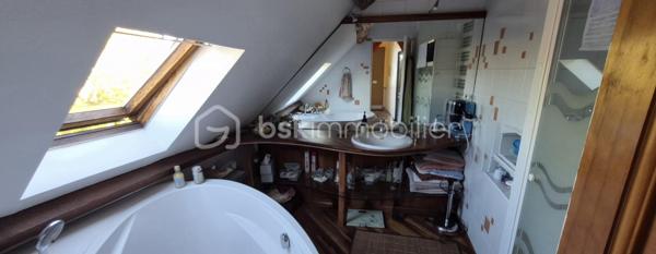 Voulton – Hameau de Bohaire (77560) 10 min de Provins et 22 min de la Ferté Gaucher

Amoureux de l’authenticité, du charme de l’ancien et des propriétés ayant une véritable âme, cette maison ne vous laissera pas indifférent.

Dès votre arrivée, vous serez séduits par l’environnement bucolique et préservé. La propriété se découvre au bout d’un chemin, avec une mare, un espace de stationnement et un magnifique jardin d’environ 4 000 m², agrémenté de remarquables arbres centenaires qui confèrent au lieu une atmosphère unique.

Datée de 1733, cette maison de caractère d’environ 190 m² a conservé de nombreux éléments authentiques qui font tout son charme.

✨ Une maison pleine de caractère

Au rez-de-chaussée, vous découvrirez une grande pièce de vie chaleureuse et conviviale, sublimée par de belles tomettes anciennes et un superbe plafond cathédrale dès l'entrée, offrant volume et luminosité.


La cuisine ouverte, à la fois fonctionnelle et élégante, est équipée avec de l’électroménager Bosch et dispose notamment d’un îlot central avec cave intégrée, idéal pour recevoir famille et amis.

La maison offre 3 chambres, ainsi que différents espaces permettant d’imaginer une vie familiale confortable ou un projet mêlant habitation et activité.

🏠 Une dépendance aux multiples possibilités

Une belle dépendance d’environ 46 m² complète la propriété. Elle comprend deux chambres et offre de nombreuses possibilités : espace pour recevoir, logement indépendant, bureau, activité professionnelle ou projet locatif, selon vos envies. Possibilité d'agrandir la dépendance.

La propriété dispose également d’une dépendance atelier, parfaite pour les passionnés de bricolage, d’artisanat ou pour du stockage.

À l’extérieur, vous profiterez d’une agréable terrasse d’environ 28 m², ouverte sur le jardin et son environnement verdoyant.

🌳 Un cadre rare et préservé

Le terrain d’environ 4 000 m² constitue l’un des véritables atouts de cette propriété. Les arbres centenaires, les espaces naturels et la mare créent un cadre paisible, à l’abri des regards.

Les + :

- Maison de caractère datant de 1733
- Environ 190 m² habitables
- 3 chambres dans la maison
- 2 chambres supplémentaires dans une dépendance de 46 m²
- Grande pièce de vie ouverte sur la cuisine
-Une entré avec plafond cathédrale
- Tomettes anciennes
- Cuisine équipée Bosch avec îlot et cave intégrée
- Terrasse de 28 m²
- Terrain d’environ 4 000 m²
- Arbres centenaires
- Mare
- Parking
- Dépendance atelier
- Double vitrage
- Pompe à chaleur
- Fosse septique

Une propriété rare, idéale pour les amoureux des belles demeures anciennes à la recherche d’un cadre de vie paisible, de charme et d’authenticité.

📍 Voulton – Hameau de Bohaire (77560)

Une maison qui ne se raconte pas seulement… elle se découvre.