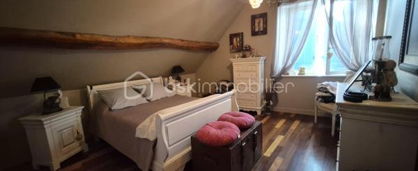 Voulton – Hameau de Bohaire (77560) 10 min de Provins et 22 min de la Ferté Gaucher

Amoureux de l’authenticité, du charme de l’ancien et des propriétés ayant une véritable âme, cette maison ne vous laissera pas indifférent.

Dès votre arrivée, vous serez séduits par l’environnement bucolique et préservé. La propriété se découvre au bout d’un chemin, avec une mare, un espace de stationnement et un magnifique jardin d’environ 4 000 m², agrémenté de remarquables arbres centenaires qui confèrent au lieu une atmosphère unique.

Datée de 1733, cette maison de caractère d’environ 190 m² a conservé de nombreux éléments authentiques qui font tout son charme.

✨ Une maison pleine de caractère

Au rez-de-chaussée, vous découvrirez une grande pièce de vie chaleureuse et conviviale, sublimée par de belles tomettes anciennes et un superbe plafond cathédrale dès l'entrée, offrant volume et luminosité.


La cuisine ouverte, à la fois fonctionnelle et élégante, est équipée avec de l’électroménager Bosch et dispose notamment d’un îlot central avec cave intégrée, idéal pour recevoir famille et amis.

La maison offre 3 chambres, ainsi que différents espaces permettant d’imaginer une vie familiale confortable ou un projet mêlant habitation et activité.

🏠 Une dépendance aux multiples possibilités

Une belle dépendance d’environ 46 m² complète la propriété. Elle comprend deux chambres et offre de nombreuses possibilités : espace pour recevoir, logement indépendant, bureau, activité professionnelle ou projet locatif, selon vos envies. Possibilité d'agrandir la dépendance.

La propriété dispose également d’une dépendance atelier, parfaite pour les passionnés de bricolage, d’artisanat ou pour du stockage.

À l’extérieur, vous profiterez d’une agréable terrasse d’environ 28 m², ouverte sur le jardin et son environnement verdoyant.

🌳 Un cadre rare et préservé

Le terrain d’environ 4 000 m² constitue l’un des véritables atouts de cette propriété. Les arbres centenaires, les espaces naturels et la mare créent un cadre paisible, à l’abri des regards.

Les + :

- Maison de caractère datant de 1733
- Environ 190 m² habitables
- 3 chambres dans la maison
- 2 chambres supplémentaires dans une dépendance de 46 m²
- Grande pièce de vie ouverte sur la cuisine
-Une entré avec plafond cathédrale
- Tomettes anciennes
- Cuisine équipée Bosch avec îlot et cave intégrée
- Terrasse de 28 m²
- Terrain d’environ 4 000 m²
- Arbres centenaires
- Mare
- Parking
- Dépendance atelier
- Double vitrage
- Pompe à chaleur
- Fosse septique

Une propriété rare, idéale pour les amoureux des belles demeures anciennes à la recherche d’un cadre de vie paisible, de charme et d’authenticité.

📍 Voulton – Hameau de Bohaire (77560)

Une maison qui ne se raconte pas seulement… elle se découvre.