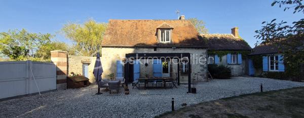 Voulton – Hameau de Bohaire (77560) 10 min de Provins et 22 min de la Ferté Gaucher

Amoureux de l’authenticité, du charme de l’ancien et des propriétés ayant une véritable âme, cette maison ne vous laissera pas indifférent.

Dès votre arrivée, vous serez séduits par l’environnement bucolique et préservé. La propriété se découvre au bout d’un chemin, avec une mare, un espace de stationnement et un magnifique jardin d’environ 4 000 m², agrémenté de remarquables arbres centenaires qui confèrent au lieu une atmosphère unique.

Datée de 1733, cette maison de caractère d’environ 190 m² a conservé de nombreux éléments authentiques qui font tout son charme.

✨ Une maison pleine de caractère

Au rez-de-chaussée, vous découvrirez une grande pièce de vie chaleureuse et conviviale, sublimée par de belles tomettes anciennes et un superbe plafond cathédrale dès l'entrée, offrant volume et luminosité.


La cuisine ouverte, à la fois fonctionnelle et élégante, est équipée avec de l’électroménager Bosch et dispose notamment d’un îlot central avec cave intégrée, idéal pour recevoir famille et amis.

La maison offre 3 chambres, ainsi que différents espaces permettant d’imaginer une vie familiale confortable ou un projet mêlant habitation et activité.

🏠 Une dépendance aux multiples possibilités

Une belle dépendance d’environ 46 m² complète la propriété. Elle comprend deux chambres et offre de nombreuses possibilités : espace pour recevoir, logement indépendant, bureau, activité professionnelle ou projet locatif, selon vos envies. Possibilité d'agrandir la dépendance.

La propriété dispose également d’une dépendance atelier, parfaite pour les passionnés de bricolage, d’artisanat ou pour du stockage.

À l’extérieur, vous profiterez d’une agréable terrasse d’environ 28 m², ouverte sur le jardin et son environnement verdoyant.

🌳 Un cadre rare et préservé

Le terrain d’environ 4 000 m² constitue l’un des véritables atouts de cette propriété. Les arbres centenaires, les espaces naturels et la mare créent un cadre paisible, à l’abri des regards.

Les + :

- Maison de caractère datant de 1733
- Environ 190 m² habitables
- 3 chambres dans la maison
- 2 chambres supplémentaires dans une dépendance de 46 m²
- Grande pièce de vie ouverte sur la cuisine
-Une entré avec plafond cathédrale
- Tomettes anciennes
- Cuisine équipée Bosch avec îlot et cave intégrée
- Terrasse de 28 m²
- Terrain d’environ 4 000 m²
- Arbres centenaires
- Mare
- Parking
- Dépendance atelier
- Double vitrage
- Pompe à chaleur
- Fosse septique

Une propriété rare, idéale pour les amoureux des belles demeures anciennes à la recherche d’un cadre de vie paisible, de charme et d’authenticité.

📍 Voulton – Hameau de Bohaire (77560)

Une maison qui ne se raconte pas seulement… elle se découvre.