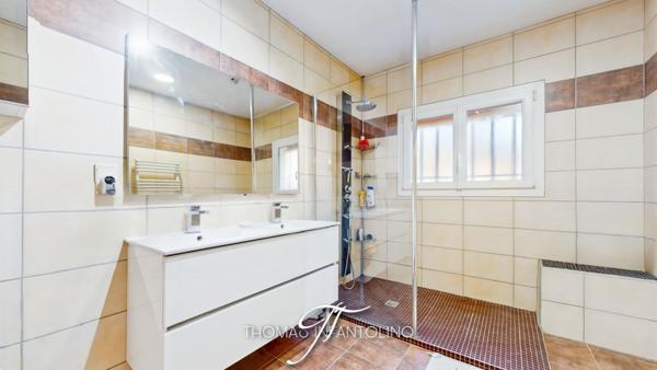 EN EXCLUSIVITE - MAISON D'ARCHITECTE - 3 CHAMBRES - MEZZANINE - PISCINE - 2 GARAGES