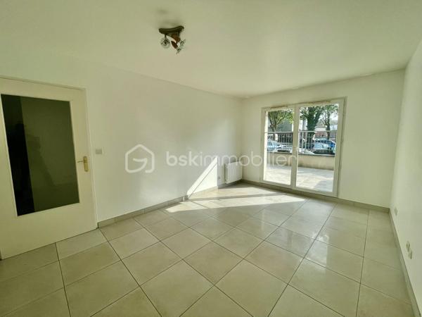 Et si vous profitiez enfin des avantages d’une maison… sans ses contraintes ?
Situé dans un environnement recherché à Melun, ce bel appartement 3 pièces de plus de 66 m² vous séduira immédiatement par sa configuration et sa qualité de vie.
Dès l’entrée, les volumes sont agréables et parfaitement agencés.
Le séjour lumineux s’ouvre directement sur une agréable terrasse à l’avant, idéale pour profiter des beaux jours, vous bénéficierez également d'un petit jardin privatif à l’arrière, clos, offrant un espace extérieur rare sur le secteur.
Un cadre parfait pour :
☀️ les repas d’été
🌿 un coin détente au calme
🐶 un animal de compagnie
👨‍👩‍👧 un jeune foyer recherchant de l’extérieur au quotidien
L’appartement propose également :
une cuisine indépendante (Possibilité ouverture),
deux belles chambres,
une vaste salle de bains avec WC
Vous profiterez également d'une place de stationnement privative sécurisée au sein de la résidence.
📍 Ce que l’on aime particulièrement :
✔ Résidence bien entretenue de la fin des années 90
✔ Gare de Melun accessible à pied
✔ Commerces et écoles à proximité immédiate
✔ Appartement en bon état général, charges maitrisées
✔ Double espace extérieur rare sur le marché local
💡 Un bien idéal pour les acquéreurs recherchant un cadre de vie plus vert, tout en conservant la praticité du centre-ville et des transports.
📞 Une visite suffira pour comprendre tout le potentiel et le confort de vie qu’offre cet appartement.