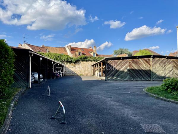 Et si vous profitiez enfin des avantages d’une maison… sans ses contraintes ?
Situé dans un environnement recherché à Melun, ce bel appartement 3 pièces de plus de 66 m² vous séduira immédiatement par sa configuration et sa qualité de vie.
Dès l’entrée, les volumes sont agréables et parfaitement agencés.
Le séjour lumineux s’ouvre directement sur une agréable terrasse à l’avant, idéale pour profiter des beaux jours, vous bénéficierez également d'un petit jardin privatif à l’arrière, clos, offrant un espace extérieur rare sur le secteur.
Un cadre parfait pour :
☀️ les repas d’été
🌿 un coin détente au calme
🐶 un animal de compagnie
👨‍👩‍👧 un jeune foyer recherchant de l’extérieur au quotidien
L’appartement propose également :
une cuisine indépendante (Possibilité ouverture),
deux belles chambres,
une vaste salle de bains avec WC
Vous profiterez également d'une place de stationnement privative sécurisée au sein de la résidence.
📍 Ce que l’on aime particulièrement :
✔ Résidence bien entretenue de la fin des années 90
✔ Gare de Melun accessible à pied
✔ Commerces et écoles à proximité immédiate
✔ Appartement en bon état général, charges maitrisées
✔ Double espace extérieur rare sur le marché local
💡 Un bien idéal pour les acquéreurs recherchant un cadre de vie plus vert, tout en conservant la praticité du centre-ville et des transports.
📞 Une visite suffira pour comprendre tout le potentiel et le confort de vie qu’offre cet appartement.