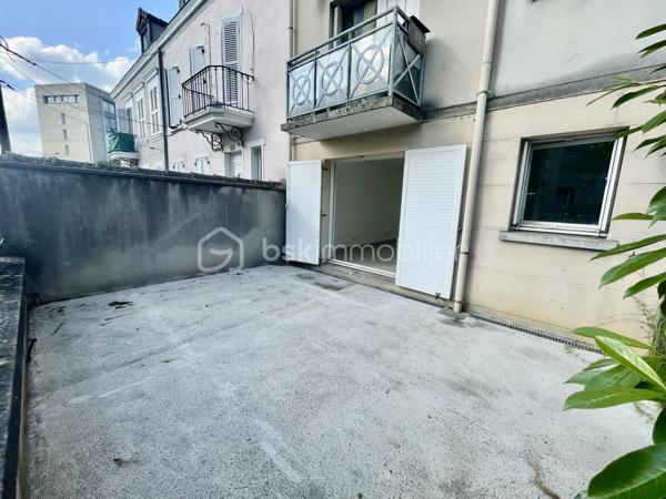 Et si vous profitiez enfin des avantages d’une maison… sans ses contraintes ?
Situé dans un environnement recherché à Melun, ce bel appartement 3 pièces de plus de 66 m² vous séduira immédiatement par sa configuration et sa qualité de vie.
Dès l’entrée, les volumes sont agréables et parfaitement agencés.
Le séjour lumineux s’ouvre directement sur une agréable terrasse à l’avant, idéale pour profiter des beaux jours, vous bénéficierez également d'un petit jardin privatif à l’arrière, clos, offrant un espace extérieur rare sur le secteur.
Un cadre parfait pour :
☀️ les repas d’été
🌿 un coin détente au calme
🐶 un animal de compagnie
👨‍👩‍👧 un jeune foyer recherchant de l’extérieur au quotidien
L’appartement propose également :
une cuisine indépendante (Possibilité ouverture),
deux belles chambres,
une vaste salle de bains avec WC
Vous profiterez également d'une place de stationnement privative sécurisée au sein de la résidence.
📍 Ce que l’on aime particulièrement :
✔ Résidence bien entretenue de la fin des années 90
✔ Gare de Melun accessible à pied
✔ Commerces et écoles à proximité immédiate
✔ Appartement en bon état général, charges maitrisées
✔ Double espace extérieur rare sur le marché local
💡 Un bien idéal pour les acquéreurs recherchant un cadre de vie plus vert, tout en conservant la praticité du centre-ville et des transports.
📞 Une visite suffira pour comprendre tout le potentiel et le confort de vie qu’offre cet appartement.
