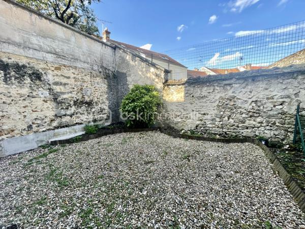 Et si vous profitiez enfin des avantages d’une maison… sans ses contraintes ?
Situé dans un environnement recherché à Melun, ce bel appartement 3 pièces de plus de 66 m² vous séduira immédiatement par sa configuration et sa qualité de vie.
Dès l’entrée, les volumes sont agréables et parfaitement agencés.
Le séjour lumineux s’ouvre directement sur une agréable terrasse à l’avant, idéale pour profiter des beaux jours, vous bénéficierez également d'un petit jardin privatif à l’arrière, clos, offrant un espace extérieur rare sur le secteur.
Un cadre parfait pour :
☀️ les repas d’été
🌿 un coin détente au calme
🐶 un animal de compagnie
👨‍👩‍👧 un jeune foyer recherchant de l’extérieur au quotidien
L’appartement propose également :
une cuisine indépendante (Possibilité ouverture),
deux belles chambres,
une vaste salle de bains avec WC
Vous profiterez également d'une place de stationnement privative sécurisée au sein de la résidence.
📍 Ce que l’on aime particulièrement :
✔ Résidence bien entretenue de la fin des années 90
✔ Gare de Melun accessible à pied
✔ Commerces et écoles à proximité immédiate
✔ Appartement en bon état général, charges maitrisées
✔ Double espace extérieur rare sur le marché local
💡 Un bien idéal pour les acquéreurs recherchant un cadre de vie plus vert, tout en conservant la praticité du centre-ville et des transports.
📞 Une visite suffira pour comprendre tout le potentiel et le confort de vie qu’offre cet appartement.