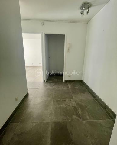 Et si vous profitiez enfin des avantages d’une maison… sans ses contraintes ?
Situé dans un environnement recherché à Melun, ce bel appartement 3 pièces de plus de 66 m² vous séduira immédiatement par sa configuration et sa qualité de vie.
Dès l’entrée, les volumes sont agréables et parfaitement agencés.
Le séjour lumineux s’ouvre directement sur une agréable terrasse à l’avant, idéale pour profiter des beaux jours, vous bénéficierez également d'un petit jardin privatif à l’arrière, clos, offrant un espace extérieur rare sur le secteur.
Un cadre parfait pour :
☀️ les repas d’été
🌿 un coin détente au calme
🐶 un animal de compagnie
👨‍👩‍👧 un jeune foyer recherchant de l’extérieur au quotidien
L’appartement propose également :
une cuisine indépendante (Possibilité ouverture),
deux belles chambres,
une vaste salle de bains avec WC
Vous profiterez également d'une place de stationnement privative sécurisée au sein de la résidence.
📍 Ce que l’on aime particulièrement :
✔ Résidence bien entretenue de la fin des années 90
✔ Gare de Melun accessible à pied
✔ Commerces et écoles à proximité immédiate
✔ Appartement en bon état général, charges maitrisées
✔ Double espace extérieur rare sur le marché local
💡 Un bien idéal pour les acquéreurs recherchant un cadre de vie plus vert, tout en conservant la praticité du centre-ville et des transports.
📞 Une visite suffira pour comprendre tout le potentiel et le confort de vie qu’offre cet appartement.