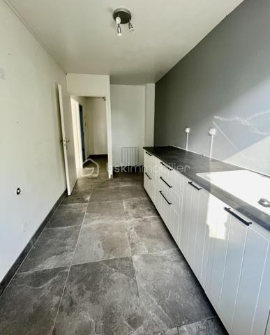 Et si vous profitiez enfin des avantages d’une maison… sans ses contraintes ?
Situé dans un environnement recherché à Melun, ce bel appartement 3 pièces de plus de 66 m² vous séduira immédiatement par sa configuration et sa qualité de vie.
Dès l’entrée, les volumes sont agréables et parfaitement agencés.
Le séjour lumineux s’ouvre directement sur une agréable terrasse à l’avant, idéale pour profiter des beaux jours, vous bénéficierez également d'un petit jardin privatif à l’arrière, clos, offrant un espace extérieur rare sur le secteur.
Un cadre parfait pour :
☀️ les repas d’été
🌿 un coin détente au calme
🐶 un animal de compagnie
👨‍👩‍👧 un jeune foyer recherchant de l’extérieur au quotidien
L’appartement propose également :
une cuisine indépendante (Possibilité ouverture),
deux belles chambres,
une vaste salle de bains avec WC
Vous profiterez également d'une place de stationnement privative sécurisée au sein de la résidence.
📍 Ce que l’on aime particulièrement :
✔ Résidence bien entretenue de la fin des années 90
✔ Gare de Melun accessible à pied
✔ Commerces et écoles à proximité immédiate
✔ Appartement en bon état général, charges maitrisées
✔ Double espace extérieur rare sur le marché local
💡 Un bien idéal pour les acquéreurs recherchant un cadre de vie plus vert, tout en conservant la praticité du centre-ville et des transports.
📞 Une visite suffira pour comprendre tout le potentiel et le confort de vie qu’offre cet appartement.