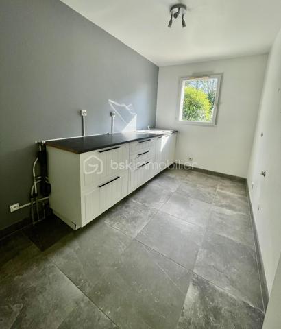 Et si vous profitiez enfin des avantages d’une maison… sans ses contraintes ?
Situé dans un environnement recherché à Melun, ce bel appartement 3 pièces de plus de 66 m² vous séduira immédiatement par sa configuration et sa qualité de vie.
Dès l’entrée, les volumes sont agréables et parfaitement agencés.
Le séjour lumineux s’ouvre directement sur une agréable terrasse à l’avant, idéale pour profiter des beaux jours, vous bénéficierez également d'un petit jardin privatif à l’arrière, clos, offrant un espace extérieur rare sur le secteur.
Un cadre parfait pour :
☀️ les repas d’été
🌿 un coin détente au calme
🐶 un animal de compagnie
👨‍👩‍👧 un jeune foyer recherchant de l’extérieur au quotidien
L’appartement propose également :
une cuisine indépendante (Possibilité ouverture),
deux belles chambres,
une vaste salle de bains avec WC
Vous profiterez également d'une place de stationnement privative sécurisée au sein de la résidence.
📍 Ce que l’on aime particulièrement :
✔ Résidence bien entretenue de la fin des années 90
✔ Gare de Melun accessible à pied
✔ Commerces et écoles à proximité immédiate
✔ Appartement en bon état général, charges maitrisées
✔ Double espace extérieur rare sur le marché local
💡 Un bien idéal pour les acquéreurs recherchant un cadre de vie plus vert, tout en conservant la praticité du centre-ville et des transports.
📞 Une visite suffira pour comprendre tout le potentiel et le confort de vie qu’offre cet appartement.