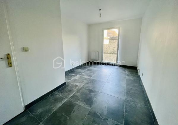 Et si vous profitiez enfin des avantages d’une maison… sans ses contraintes ?
Situé dans un environnement recherché à Melun, ce bel appartement 3 pièces de plus de 66 m² vous séduira immédiatement par sa configuration et sa qualité de vie.
Dès l’entrée, les volumes sont agréables et parfaitement agencés.
Le séjour lumineux s’ouvre directement sur une agréable terrasse à l’avant, idéale pour profiter des beaux jours, vous bénéficierez également d'un petit jardin privatif à l’arrière, clos, offrant un espace extérieur rare sur le secteur.
Un cadre parfait pour :
☀️ les repas d’été
🌿 un coin détente au calme
🐶 un animal de compagnie
👨‍👩‍👧 un jeune foyer recherchant de l’extérieur au quotidien
L’appartement propose également :
une cuisine indépendante (Possibilité ouverture),
deux belles chambres,
une vaste salle de bains avec WC
Vous profiterez également d'une place de stationnement privative sécurisée au sein de la résidence.
📍 Ce que l’on aime particulièrement :
✔ Résidence bien entretenue de la fin des années 90
✔ Gare de Melun accessible à pied
✔ Commerces et écoles à proximité immédiate
✔ Appartement en bon état général, charges maitrisées
✔ Double espace extérieur rare sur le marché local
💡 Un bien idéal pour les acquéreurs recherchant un cadre de vie plus vert, tout en conservant la praticité du centre-ville et des transports.
📞 Une visite suffira pour comprendre tout le potentiel et le confort de vie qu’offre cet appartement.