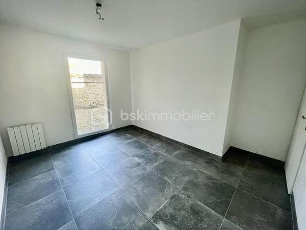 Et si vous profitiez enfin des avantages d’une maison… sans ses contraintes ?
Situé dans un environnement recherché à Melun, ce bel appartement 3 pièces de plus de 66 m² vous séduira immédiatement par sa configuration et sa qualité de vie.
Dès l’entrée, les volumes sont agréables et parfaitement agencés.
Le séjour lumineux s’ouvre directement sur une agréable terrasse à l’avant, idéale pour profiter des beaux jours, vous bénéficierez également d'un petit jardin privatif à l’arrière, clos, offrant un espace extérieur rare sur le secteur.
Un cadre parfait pour :
☀️ les repas d’été
🌿 un coin détente au calme
🐶 un animal de compagnie
👨‍👩‍👧 un jeune foyer recherchant de l’extérieur au quotidien
L’appartement propose également :
une cuisine indépendante (Possibilité ouverture),
deux belles chambres,
une vaste salle de bains avec WC
Vous profiterez également d'une place de stationnement privative sécurisée au sein de la résidence.
📍 Ce que l’on aime particulièrement :
✔ Résidence bien entretenue de la fin des années 90
✔ Gare de Melun accessible à pied
✔ Commerces et écoles à proximité immédiate
✔ Appartement en bon état général, charges maitrisées
✔ Double espace extérieur rare sur le marché local
💡 Un bien idéal pour les acquéreurs recherchant un cadre de vie plus vert, tout en conservant la praticité du centre-ville et des transports.
📞 Une visite suffira pour comprendre tout le potentiel et le confort de vie qu’offre cet appartement.