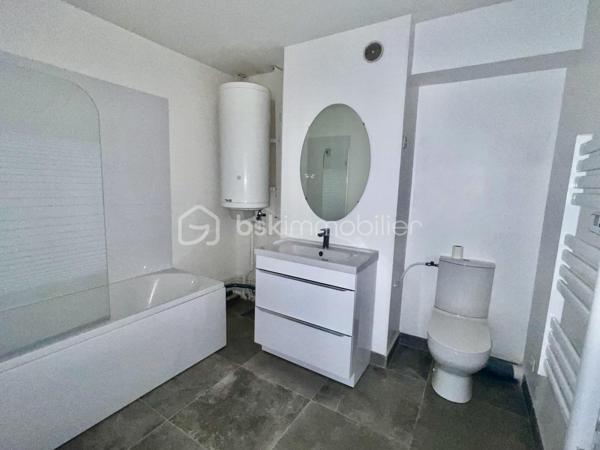 Et si vous profitiez enfin des avantages d’une maison… sans ses contraintes ?
Situé dans un environnement recherché à Melun, ce bel appartement 3 pièces de plus de 66 m² vous séduira immédiatement par sa configuration et sa qualité de vie.
Dès l’entrée, les volumes sont agréables et parfaitement agencés.
Le séjour lumineux s’ouvre directement sur une agréable terrasse à l’avant, idéale pour profiter des beaux jours, vous bénéficierez également d'un petit jardin privatif à l’arrière, clos, offrant un espace extérieur rare sur le secteur.
Un cadre parfait pour :
☀️ les repas d’été
🌿 un coin détente au calme
🐶 un animal de compagnie
👨‍👩‍👧 un jeune foyer recherchant de l’extérieur au quotidien
L’appartement propose également :
une cuisine indépendante (Possibilité ouverture),
deux belles chambres,
une vaste salle de bains avec WC
Vous profiterez également d'une place de stationnement privative sécurisée au sein de la résidence.
📍 Ce que l’on aime particulièrement :
✔ Résidence bien entretenue de la fin des années 90
✔ Gare de Melun accessible à pied
✔ Commerces et écoles à proximité immédiate
✔ Appartement en bon état général, charges maitrisées
✔ Double espace extérieur rare sur le marché local
💡 Un bien idéal pour les acquéreurs recherchant un cadre de vie plus vert, tout en conservant la praticité du centre-ville et des transports.
📞 Une visite suffira pour comprendre tout le potentiel et le confort de vie qu’offre cet appartement.