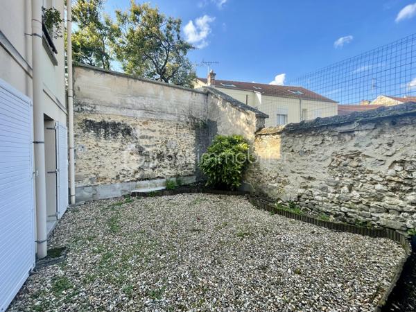 Et si vous profitiez enfin des avantages d’une maison… sans ses contraintes ?
Situé dans un environnement recherché à Melun, ce bel appartement 3 pièces de plus de 66 m² vous séduira immédiatement par sa configuration et sa qualité de vie.
Dès l’entrée, les volumes sont agréables et parfaitement agencés.
Le séjour lumineux s’ouvre directement sur une agréable terrasse à l’avant, idéale pour profiter des beaux jours, vous bénéficierez également d'un petit jardin privatif à l’arrière, clos, offrant un espace extérieur rare sur le secteur.
Un cadre parfait pour :
☀️ les repas d’été
🌿 un coin détente au calme
🐶 un animal de compagnie
👨‍👩‍👧 un jeune foyer recherchant de l’extérieur au quotidien
L’appartement propose également :
une cuisine indépendante (Possibilité ouverture),
deux belles chambres,
une vaste salle de bains avec WC
Vous profiterez également d'une place de stationnement privative sécurisée au sein de la résidence.
📍 Ce que l’on aime particulièrement :
✔ Résidence bien entretenue de la fin des années 90
✔ Gare de Melun accessible à pied
✔ Commerces et écoles à proximité immédiate
✔ Appartement en bon état général, charges maitrisées
✔ Double espace extérieur rare sur le marché local
💡 Un bien idéal pour les acquéreurs recherchant un cadre de vie plus vert, tout en conservant la praticité du centre-ville et des transports.
📞 Une visite suffira pour comprendre tout le potentiel et le confort de vie qu’offre cet appartement.