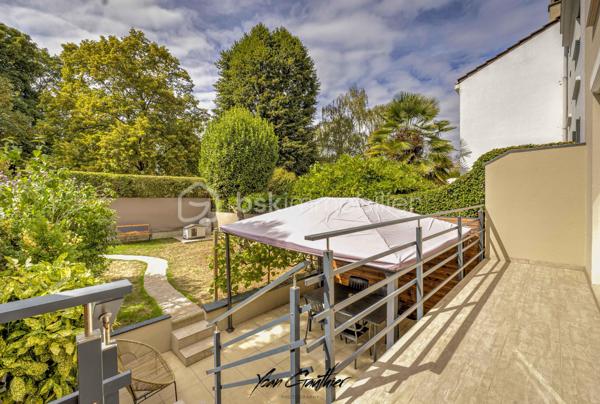 Dans un quartier recherché d’Épinay-sur-Orge, à proximité immédiate des écoles, commerces et transports, découvrez cette maison mitoyenne des deux côtés, construite en 1967, offrant 85 m² habitables répartis sur trois niveaux, ainsi qu’un agréable jardin exposé sud-ouest, sans vis-à-vis.

Dès l’entrée, la maison révèle une organisation particulièrement fonctionnelle, pensée pour faciliter le quotidien d’une famille. Le rez-de-chaussée accueille une entrée, une buanderie, un garde-manger ainsi qu’un garage avec accès direct au jardin.
À l’étage principal, la maison s’ouvre sur un agréable double salon-séjour, accompagné d’une cuisine et d’un WC. Deux porte-fenêtres, depuis le séjour et la cuisine, permettent de rejoindre directement le balcon, véritable prolongement de l’espace de vie. Celui-ci mène ensuite à la terrasse puis au jardin, créant une circulation particulièrement agréable entre intérieur et extérieur.
Le dernier niveau est consacré à l’espace nuit et propose trois chambres, toutes équipées de rangements, ainsi qu’une salle d’eau avec double vasque et WC. Les combles, aménagés et isolés, offrent également un espace de stockage supplémentaire particulièrement appréciable.

À l’extérieur, le jardin profite d’une exposition sud-ouest et de l’absence de vis-à-vis. Sa configuration est particulièrement intéressante puisqu’il dispose de plusieurs accès : depuis le balcon, depuis le garage, mais également par un portillon donnant directement sur le parc situé à l’arrière de la propriété. Deux places de stationnement supplémentaires, aménagées en pavés, viennent compléter les possibilités de stationnement.

La maison a fait l’objet de nombreux travaux au fil des années, avec une volonté constante de l’entretenir et de l’améliorer. En 2016, plusieurs éléments importants ont été rénovés : les fenêtres et les radiateurs ont été remplacés, la cuisine a été refaite, tandis que le parquet a été poncé et vitrifié et que les murs ont été entièrement repeints.
En 2019, les extérieurs ont à leur tour été valorisés avec la création de la terrasse. L’allée de stationnement en pavés a également été réalisée cette année-là. En 2020, la maison a bénéficié d’un ravalement complet, ainsi que d’un nettoyage de la toiture. L’aménagement des combles, accompagnés de leur isolation, ont aussi été effectués en 2019.
Plus récemment, en 2025, plusieurs améliorations ont encore été apportées avec le remplacement de la porte de garage, de la porte d’entrée et de plusieurs fenêtres, mais également l’isolation du sol du garage et la création d’une nouvelle allée en pavés dans le jardin.

La maison est par ailleurs équipée d’une chaudière gaz Viessmann entretenue chaque année, et bénéficie de nombreux espaces permettant de répondre facilement aux besoins de stockage du quotidien : buanderie, garage, combles aménagés et rangements dans chacune des chambres.

L’emplacement est certainement l’un des atouts majeurs de cette maison. Installée dans un environnement résidentiel recherché, elle permet de rejoindre très facilement les commodités du quotidien sans avoir systématiquement besoin de prendre la voiture.
Le collège se trouve à seulement quelques minutes à pied, tandis que les écoles sont accessibles en une dizaine de minutes. En environ cinq minutes, vous rejoindrez également tous les commerces de proximité. La gare est quant à elle située à environ quinze/vingt minutes à pied (RER C et T12), permettant de profiter facilement des transports en commun.
En voiture, l’A6 est à seulement quelques minutes et les principaux centres commerciaux se rejoignent en une dizaine de minutes.
Un emplacement particulièrement adapté à une vie de famille, avec écoles, commerces, transports, espaces verts et services accessibles rapidement, tout en profitant d’un environnement résidentiel calme.

Une maison fonctionnelle, régulièrement entretenue et idéalement située, à découvrir sans tarder à Épinay-sur-Orge.