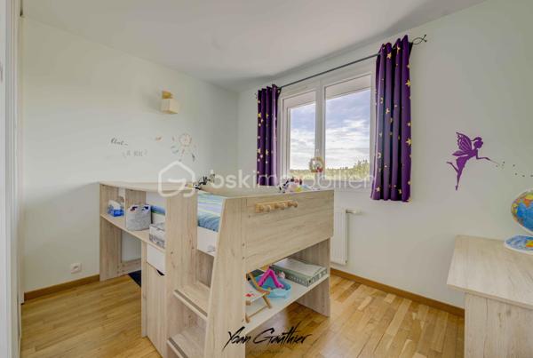 Dans un quartier recherché d’Épinay-sur-Orge, à proximité immédiate des écoles, commerces et transports, découvrez cette maison mitoyenne des deux côtés, construite en 1967, offrant 85 m² habitables répartis sur trois niveaux, ainsi qu’un agréable jardin exposé sud-ouest, sans vis-à-vis.

Dès l’entrée, la maison révèle une organisation particulièrement fonctionnelle, pensée pour faciliter le quotidien d’une famille. Le rez-de-chaussée accueille une entrée, une buanderie, un garde-manger ainsi qu’un garage avec accès direct au jardin.
À l’étage principal, la maison s’ouvre sur un agréable double salon-séjour, accompagné d’une cuisine et d’un WC. Deux porte-fenêtres, depuis le séjour et la cuisine, permettent de rejoindre directement le balcon, véritable prolongement de l’espace de vie. Celui-ci mène ensuite à la terrasse puis au jardin, créant une circulation particulièrement agréable entre intérieur et extérieur.
Le dernier niveau est consacré à l’espace nuit et propose trois chambres, toutes équipées de rangements, ainsi qu’une salle d’eau avec double vasque et WC. Les combles, aménagés et isolés, offrent également un espace de stockage supplémentaire particulièrement appréciable.

À l’extérieur, le jardin profite d’une exposition sud-ouest et de l’absence de vis-à-vis. Sa configuration est particulièrement intéressante puisqu’il dispose de plusieurs accès : depuis le balcon, depuis le garage, mais également par un portillon donnant directement sur le parc situé à l’arrière de la propriété. Deux places de stationnement supplémentaires, aménagées en pavés, viennent compléter les possibilités de stationnement.

La maison a fait l’objet de nombreux travaux au fil des années, avec une volonté constante de l’entretenir et de l’améliorer. En 2016, plusieurs éléments importants ont été rénovés : les fenêtres et les radiateurs ont été remplacés, la cuisine a été refaite, tandis que le parquet a été poncé et vitrifié et que les murs ont été entièrement repeints.
En 2019, les extérieurs ont à leur tour été valorisés avec la création de la terrasse. L’allée de stationnement en pavés a également été réalisée cette année-là. En 2020, la maison a bénéficié d’un ravalement complet, ainsi que d’un nettoyage de la toiture. L’aménagement des combles, accompagnés de leur isolation, ont aussi été effectués en 2019.
Plus récemment, en 2025, plusieurs améliorations ont encore été apportées avec le remplacement de la porte de garage, de la porte d’entrée et de plusieurs fenêtres, mais également l’isolation du sol du garage et la création d’une nouvelle allée en pavés dans le jardin.

La maison est par ailleurs équipée d’une chaudière gaz Viessmann entretenue chaque année, et bénéficie de nombreux espaces permettant de répondre facilement aux besoins de stockage du quotidien : buanderie, garage, combles aménagés et rangements dans chacune des chambres.

L’emplacement est certainement l’un des atouts majeurs de cette maison. Installée dans un environnement résidentiel recherché, elle permet de rejoindre très facilement les commodités du quotidien sans avoir systématiquement besoin de prendre la voiture.
Le collège se trouve à seulement quelques minutes à pied, tandis que les écoles sont accessibles en une dizaine de minutes. En environ cinq minutes, vous rejoindrez également tous les commerces de proximité. La gare est quant à elle située à environ quinze/vingt minutes à pied (RER C et T12), permettant de profiter facilement des transports en commun.
En voiture, l’A6 est à seulement quelques minutes et les principaux centres commerciaux se rejoignent en une dizaine de minutes.
Un emplacement particulièrement adapté à une vie de famille, avec écoles, commerces, transports, espaces verts et services accessibles rapidement, tout en profitant d’un environnement résidentiel calme.

Une maison fonctionnelle, régulièrement entretenue et idéalement située, à découvrir sans tarder à Épinay-sur-Orge.
