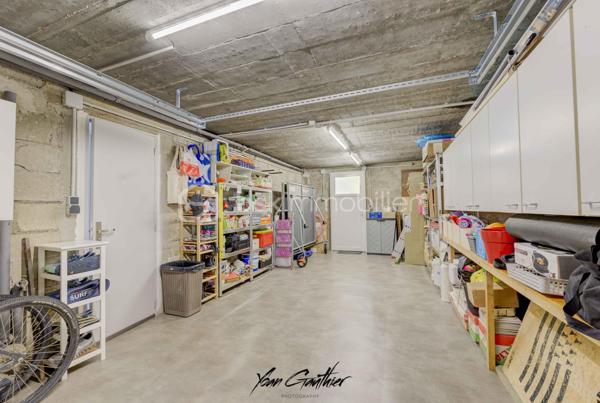 Dans un quartier recherché d’Épinay-sur-Orge, à proximité immédiate des écoles, commerces et transports, découvrez cette maison mitoyenne des deux côtés, construite en 1967, offrant 85 m² habitables répartis sur trois niveaux, ainsi qu’un agréable jardin exposé sud-ouest, sans vis-à-vis.

Dès l’entrée, la maison révèle une organisation particulièrement fonctionnelle, pensée pour faciliter le quotidien d’une famille. Le rez-de-chaussée accueille une entrée, une buanderie, un garde-manger ainsi qu’un garage avec accès direct au jardin.
À l’étage principal, la maison s’ouvre sur un agréable double salon-séjour, accompagné d’une cuisine et d’un WC. Deux porte-fenêtres, depuis le séjour et la cuisine, permettent de rejoindre directement le balcon, véritable prolongement de l’espace de vie. Celui-ci mène ensuite à la terrasse puis au jardin, créant une circulation particulièrement agréable entre intérieur et extérieur.
Le dernier niveau est consacré à l’espace nuit et propose trois chambres, toutes équipées de rangements, ainsi qu’une salle d’eau avec double vasque et WC. Les combles, aménagés et isolés, offrent également un espace de stockage supplémentaire particulièrement appréciable.

À l’extérieur, le jardin profite d’une exposition sud-ouest et de l’absence de vis-à-vis. Sa configuration est particulièrement intéressante puisqu’il dispose de plusieurs accès : depuis le balcon, depuis le garage, mais également par un portillon donnant directement sur le parc situé à l’arrière de la propriété. Deux places de stationnement supplémentaires, aménagées en pavés, viennent compléter les possibilités de stationnement.

La maison a fait l’objet de nombreux travaux au fil des années, avec une volonté constante de l’entretenir et de l’améliorer. En 2016, plusieurs éléments importants ont été rénovés : les fenêtres et les radiateurs ont été remplacés, la cuisine a été refaite, tandis que le parquet a été poncé et vitrifié et que les murs ont été entièrement repeints.
En 2019, les extérieurs ont à leur tour été valorisés avec la création de la terrasse. L’allée de stationnement en pavés a également été réalisée cette année-là. En 2020, la maison a bénéficié d’un ravalement complet, ainsi que d’un nettoyage de la toiture. L’aménagement des combles, accompagnés de leur isolation, ont aussi été effectués en 2019.
Plus récemment, en 2025, plusieurs améliorations ont encore été apportées avec le remplacement de la porte de garage, de la porte d’entrée et de plusieurs fenêtres, mais également l’isolation du sol du garage et la création d’une nouvelle allée en pavés dans le jardin.

La maison est par ailleurs équipée d’une chaudière gaz Viessmann entretenue chaque année, et bénéficie de nombreux espaces permettant de répondre facilement aux besoins de stockage du quotidien : buanderie, garage, combles aménagés et rangements dans chacune des chambres.

L’emplacement est certainement l’un des atouts majeurs de cette maison. Installée dans un environnement résidentiel recherché, elle permet de rejoindre très facilement les commodités du quotidien sans avoir systématiquement besoin de prendre la voiture.
Le collège se trouve à seulement quelques minutes à pied, tandis que les écoles sont accessibles en une dizaine de minutes. En environ cinq minutes, vous rejoindrez également tous les commerces de proximité. La gare est quant à elle située à environ quinze/vingt minutes à pied (RER C et T12), permettant de profiter facilement des transports en commun.
En voiture, l’A6 est à seulement quelques minutes et les principaux centres commerciaux se rejoignent en une dizaine de minutes.
Un emplacement particulièrement adapté à une vie de famille, avec écoles, commerces, transports, espaces verts et services accessibles rapidement, tout en profitant d’un environnement résidentiel calme.

Une maison fonctionnelle, régulièrement entretenue et idéalement située, à découvrir sans tarder à Épinay-sur-Orge.