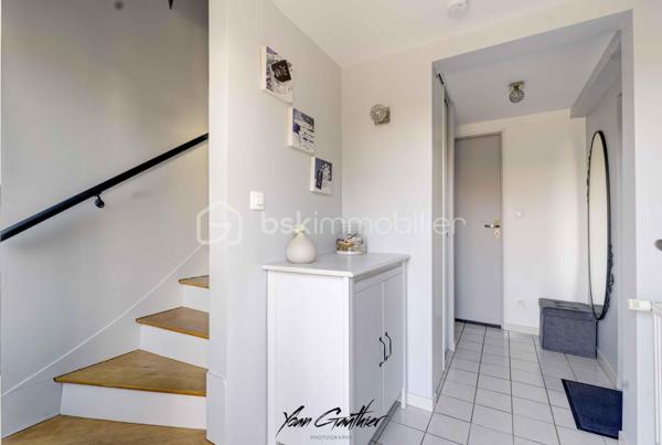 Dans un quartier recherché d’Épinay-sur-Orge, à proximité immédiate des écoles, commerces et transports, découvrez cette maison mitoyenne des deux côtés, construite en 1967, offrant 85 m² habitables répartis sur trois niveaux, ainsi qu’un agréable jardin exposé sud-ouest, sans vis-à-vis.

Dès l’entrée, la maison révèle une organisation particulièrement fonctionnelle, pensée pour faciliter le quotidien d’une famille. Le rez-de-chaussée accueille une entrée, une buanderie, un garde-manger ainsi qu’un garage avec accès direct au jardin.
À l’étage principal, la maison s’ouvre sur un agréable double salon-séjour, accompagné d’une cuisine et d’un WC. Deux porte-fenêtres, depuis le séjour et la cuisine, permettent de rejoindre directement le balcon, véritable prolongement de l’espace de vie. Celui-ci mène ensuite à la terrasse puis au jardin, créant une circulation particulièrement agréable entre intérieur et extérieur.
Le dernier niveau est consacré à l’espace nuit et propose trois chambres, toutes équipées de rangements, ainsi qu’une salle d’eau avec double vasque et WC. Les combles, aménagés et isolés, offrent également un espace de stockage supplémentaire particulièrement appréciable.

À l’extérieur, le jardin profite d’une exposition sud-ouest et de l’absence de vis-à-vis. Sa configuration est particulièrement intéressante puisqu’il dispose de plusieurs accès : depuis le balcon, depuis le garage, mais également par un portillon donnant directement sur le parc situé à l’arrière de la propriété. Deux places de stationnement supplémentaires, aménagées en pavés, viennent compléter les possibilités de stationnement.

La maison a fait l’objet de nombreux travaux au fil des années, avec une volonté constante de l’entretenir et de l’améliorer. En 2016, plusieurs éléments importants ont été rénovés : les fenêtres et les radiateurs ont été remplacés, la cuisine a été refaite, tandis que le parquet a été poncé et vitrifié et que les murs ont été entièrement repeints.
En 2019, les extérieurs ont à leur tour été valorisés avec la création de la terrasse. L’allée de stationnement en pavés a également été réalisée cette année-là. En 2020, la maison a bénéficié d’un ravalement complet, ainsi que d’un nettoyage de la toiture. L’aménagement des combles, accompagnés de leur isolation, ont aussi été effectués en 2019.
Plus récemment, en 2025, plusieurs améliorations ont encore été apportées avec le remplacement de la porte de garage, de la porte d’entrée et de plusieurs fenêtres, mais également l’isolation du sol du garage et la création d’une nouvelle allée en pavés dans le jardin.

La maison est par ailleurs équipée d’une chaudière gaz Viessmann entretenue chaque année, et bénéficie de nombreux espaces permettant de répondre facilement aux besoins de stockage du quotidien : buanderie, garage, combles aménagés et rangements dans chacune des chambres.

L’emplacement est certainement l’un des atouts majeurs de cette maison. Installée dans un environnement résidentiel recherché, elle permet de rejoindre très facilement les commodités du quotidien sans avoir systématiquement besoin de prendre la voiture.
Le collège se trouve à seulement quelques minutes à pied, tandis que les écoles sont accessibles en une dizaine de minutes. En environ cinq minutes, vous rejoindrez également tous les commerces de proximité. La gare est quant à elle située à environ quinze/vingt minutes à pied (RER C et T12), permettant de profiter facilement des transports en commun.
En voiture, l’A6 est à seulement quelques minutes et les principaux centres commerciaux se rejoignent en une dizaine de minutes.
Un emplacement particulièrement adapté à une vie de famille, avec écoles, commerces, transports, espaces verts et services accessibles rapidement, tout en profitant d’un environnement résidentiel calme.

Une maison fonctionnelle, régulièrement entretenue et idéalement située, à découvrir sans tarder à Épinay-sur-Orge.