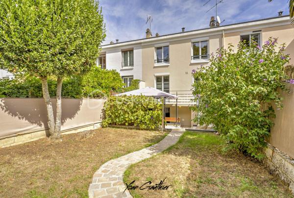 Dans un quartier recherché d’Épinay-sur-Orge, à proximité immédiate des écoles, commerces et transports, découvrez cette maison mitoyenne des deux côtés, construite en 1967, offrant 85 m² habitables répartis sur trois niveaux, ainsi qu’un agréable jardin exposé sud-ouest, sans vis-à-vis.

Dès l’entrée, la maison révèle une organisation particulièrement fonctionnelle, pensée pour faciliter le quotidien d’une famille. Le rez-de-chaussée accueille une entrée, une buanderie, un garde-manger ainsi qu’un garage avec accès direct au jardin.
À l’étage principal, la maison s’ouvre sur un agréable double salon-séjour, accompagné d’une cuisine et d’un WC. Deux porte-fenêtres, depuis le séjour et la cuisine, permettent de rejoindre directement le balcon, véritable prolongement de l’espace de vie. Celui-ci mène ensuite à la terrasse puis au jardin, créant une circulation particulièrement agréable entre intérieur et extérieur.
Le dernier niveau est consacré à l’espace nuit et propose trois chambres, toutes équipées de rangements, ainsi qu’une salle d’eau avec double vasque et WC. Les combles, aménagés et isolés, offrent également un espace de stockage supplémentaire particulièrement appréciable.

À l’extérieur, le jardin profite d’une exposition sud-ouest et de l’absence de vis-à-vis. Sa configuration est particulièrement intéressante puisqu’il dispose de plusieurs accès : depuis le balcon, depuis le garage, mais également par un portillon donnant directement sur le parc situé à l’arrière de la propriété. Deux places de stationnement supplémentaires, aménagées en pavés, viennent compléter les possibilités de stationnement.

La maison a fait l’objet de nombreux travaux au fil des années, avec une volonté constante de l’entretenir et de l’améliorer. En 2016, plusieurs éléments importants ont été rénovés : les fenêtres et les radiateurs ont été remplacés, la cuisine a été refaite, tandis que le parquet a été poncé et vitrifié et que les murs ont été entièrement repeints.
En 2019, les extérieurs ont à leur tour été valorisés avec la création de la terrasse. L’allée de stationnement en pavés a également été réalisée cette année-là. En 2020, la maison a bénéficié d’un ravalement complet, ainsi que d’un nettoyage de la toiture. L’aménagement des combles, accompagnés de leur isolation, ont aussi été effectués en 2019.
Plus récemment, en 2025, plusieurs améliorations ont encore été apportées avec le remplacement de la porte de garage, de la porte d’entrée et de plusieurs fenêtres, mais également l’isolation du sol du garage et la création d’une nouvelle allée en pavés dans le jardin.

La maison est par ailleurs équipée d’une chaudière gaz Viessmann entretenue chaque année, et bénéficie de nombreux espaces permettant de répondre facilement aux besoins de stockage du quotidien : buanderie, garage, combles aménagés et rangements dans chacune des chambres.

L’emplacement est certainement l’un des atouts majeurs de cette maison. Installée dans un environnement résidentiel recherché, elle permet de rejoindre très facilement les commodités du quotidien sans avoir systématiquement besoin de prendre la voiture.
Le collège se trouve à seulement quelques minutes à pied, tandis que les écoles sont accessibles en une dizaine de minutes. En environ cinq minutes, vous rejoindrez également tous les commerces de proximité. La gare est quant à elle située à environ quinze/vingt minutes à pied (RER C et T12), permettant de profiter facilement des transports en commun.
En voiture, l’A6 est à seulement quelques minutes et les principaux centres commerciaux se rejoignent en une dizaine de minutes.
Un emplacement particulièrement adapté à une vie de famille, avec écoles, commerces, transports, espaces verts et services accessibles rapidement, tout en profitant d’un environnement résidentiel calme.

Une maison fonctionnelle, régulièrement entretenue et idéalement située, à découvrir sans tarder à Épinay-sur-Orge.