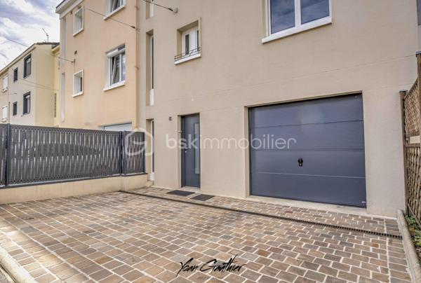 Dans un quartier recherché d’Épinay-sur-Orge, à proximité immédiate des écoles, commerces et transports, découvrez cette maison mitoyenne des deux côtés, construite en 1967, offrant 85 m² habitables répartis sur trois niveaux, ainsi qu’un agréable jardin exposé sud-ouest, sans vis-à-vis.

Dès l’entrée, la maison révèle une organisation particulièrement fonctionnelle, pensée pour faciliter le quotidien d’une famille. Le rez-de-chaussée accueille une entrée, une buanderie, un garde-manger ainsi qu’un garage avec accès direct au jardin.
À l’étage principal, la maison s’ouvre sur un agréable double salon-séjour, accompagné d’une cuisine et d’un WC. Deux porte-fenêtres, depuis le séjour et la cuisine, permettent de rejoindre directement le balcon, véritable prolongement de l’espace de vie. Celui-ci mène ensuite à la terrasse puis au jardin, créant une circulation particulièrement agréable entre intérieur et extérieur.
Le dernier niveau est consacré à l’espace nuit et propose trois chambres, toutes équipées de rangements, ainsi qu’une salle d’eau avec double vasque et WC. Les combles, aménagés et isolés, offrent également un espace de stockage supplémentaire particulièrement appréciable.

À l’extérieur, le jardin profite d’une exposition sud-ouest et de l’absence de vis-à-vis. Sa configuration est particulièrement intéressante puisqu’il dispose de plusieurs accès : depuis le balcon, depuis le garage, mais également par un portillon donnant directement sur le parc situé à l’arrière de la propriété. Deux places de stationnement supplémentaires, aménagées en pavés, viennent compléter les possibilités de stationnement.

La maison a fait l’objet de nombreux travaux au fil des années, avec une volonté constante de l’entretenir et de l’améliorer. En 2016, plusieurs éléments importants ont été rénovés : les fenêtres et les radiateurs ont été remplacés, la cuisine a été refaite, tandis que le parquet a été poncé et vitrifié et que les murs ont été entièrement repeints.
En 2019, les extérieurs ont à leur tour été valorisés avec la création de la terrasse. L’allée de stationnement en pavés a également été réalisée cette année-là. En 2020, la maison a bénéficié d’un ravalement complet, ainsi que d’un nettoyage de la toiture. L’aménagement des combles, accompagnés de leur isolation, ont aussi été effectués en 2019.
Plus récemment, en 2025, plusieurs améliorations ont encore été apportées avec le remplacement de la porte de garage, de la porte d’entrée et de plusieurs fenêtres, mais également l’isolation du sol du garage et la création d’une nouvelle allée en pavés dans le jardin.

La maison est par ailleurs équipée d’une chaudière gaz Viessmann entretenue chaque année, et bénéficie de nombreux espaces permettant de répondre facilement aux besoins de stockage du quotidien : buanderie, garage, combles aménagés et rangements dans chacune des chambres.

L’emplacement est certainement l’un des atouts majeurs de cette maison. Installée dans un environnement résidentiel recherché, elle permet de rejoindre très facilement les commodités du quotidien sans avoir systématiquement besoin de prendre la voiture.
Le collège se trouve à seulement quelques minutes à pied, tandis que les écoles sont accessibles en une dizaine de minutes. En environ cinq minutes, vous rejoindrez également tous les commerces de proximité. La gare est quant à elle située à environ quinze/vingt minutes à pied (RER C et T12), permettant de profiter facilement des transports en commun.
En voiture, l’A6 est à seulement quelques minutes et les principaux centres commerciaux se rejoignent en une dizaine de minutes.
Un emplacement particulièrement adapté à une vie de famille, avec écoles, commerces, transports, espaces verts et services accessibles rapidement, tout en profitant d’un environnement résidentiel calme.

Une maison fonctionnelle, régulièrement entretenue et idéalement située, à découvrir sans tarder à Épinay-sur-Orge.