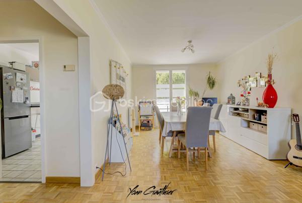 Dans un quartier recherché d’Épinay-sur-Orge, à proximité immédiate des écoles, commerces et transports, découvrez cette maison mitoyenne des deux côtés, construite en 1967, offrant 85 m² habitables répartis sur trois niveaux, ainsi qu’un agréable jardin exposé sud-ouest, sans vis-à-vis.

Dès l’entrée, la maison révèle une organisation particulièrement fonctionnelle, pensée pour faciliter le quotidien d’une famille. Le rez-de-chaussée accueille une entrée, une buanderie, un garde-manger ainsi qu’un garage avec accès direct au jardin.
À l’étage principal, la maison s’ouvre sur un agréable double salon-séjour, accompagné d’une cuisine et d’un WC. Deux porte-fenêtres, depuis le séjour et la cuisine, permettent de rejoindre directement le balcon, véritable prolongement de l’espace de vie. Celui-ci mène ensuite à la terrasse puis au jardin, créant une circulation particulièrement agréable entre intérieur et extérieur.
Le dernier niveau est consacré à l’espace nuit et propose trois chambres, toutes équipées de rangements, ainsi qu’une salle d’eau avec double vasque et WC. Les combles, aménagés et isolés, offrent également un espace de stockage supplémentaire particulièrement appréciable.

À l’extérieur, le jardin profite d’une exposition sud-ouest et de l’absence de vis-à-vis. Sa configuration est particulièrement intéressante puisqu’il dispose de plusieurs accès : depuis le balcon, depuis le garage, mais également par un portillon donnant directement sur le parc situé à l’arrière de la propriété. Deux places de stationnement supplémentaires, aménagées en pavés, viennent compléter les possibilités de stationnement.

La maison a fait l’objet de nombreux travaux au fil des années, avec une volonté constante de l’entretenir et de l’améliorer. En 2016, plusieurs éléments importants ont été rénovés : les fenêtres et les radiateurs ont été remplacés, la cuisine a été refaite, tandis que le parquet a été poncé et vitrifié et que les murs ont été entièrement repeints.
En 2019, les extérieurs ont à leur tour été valorisés avec la création de la terrasse. L’allée de stationnement en pavés a également été réalisée cette année-là. En 2020, la maison a bénéficié d’un ravalement complet, ainsi que d’un nettoyage de la toiture. L’aménagement des combles, accompagnés de leur isolation, ont aussi été effectués en 2019.
Plus récemment, en 2025, plusieurs améliorations ont encore été apportées avec le remplacement de la porte de garage, de la porte d’entrée et de plusieurs fenêtres, mais également l’isolation du sol du garage et la création d’une nouvelle allée en pavés dans le jardin.

La maison est par ailleurs équipée d’une chaudière gaz Viessmann entretenue chaque année, et bénéficie de nombreux espaces permettant de répondre facilement aux besoins de stockage du quotidien : buanderie, garage, combles aménagés et rangements dans chacune des chambres.

L’emplacement est certainement l’un des atouts majeurs de cette maison. Installée dans un environnement résidentiel recherché, elle permet de rejoindre très facilement les commodités du quotidien sans avoir systématiquement besoin de prendre la voiture.
Le collège se trouve à seulement quelques minutes à pied, tandis que les écoles sont accessibles en une dizaine de minutes. En environ cinq minutes, vous rejoindrez également tous les commerces de proximité. La gare est quant à elle située à environ quinze/vingt minutes à pied (RER C et T12), permettant de profiter facilement des transports en commun.
En voiture, l’A6 est à seulement quelques minutes et les principaux centres commerciaux se rejoignent en une dizaine de minutes.
Un emplacement particulièrement adapté à une vie de famille, avec écoles, commerces, transports, espaces verts et services accessibles rapidement, tout en profitant d’un environnement résidentiel calme.

Une maison fonctionnelle, régulièrement entretenue et idéalement située, à découvrir sans tarder à Épinay-sur-Orge.