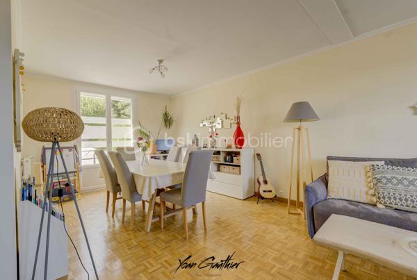 Dans un quartier recherché d’Épinay-sur-Orge, à proximité immédiate des écoles, commerces et transports, découvrez cette maison mitoyenne des deux côtés, construite en 1967, offrant 85 m² habitables répartis sur trois niveaux, ainsi qu’un agréable jardin exposé sud-ouest, sans vis-à-vis.

Dès l’entrée, la maison révèle une organisation particulièrement fonctionnelle, pensée pour faciliter le quotidien d’une famille. Le rez-de-chaussée accueille une entrée, une buanderie, un garde-manger ainsi qu’un garage avec accès direct au jardin.
À l’étage principal, la maison s’ouvre sur un agréable double salon-séjour, accompagné d’une cuisine et d’un WC. Deux porte-fenêtres, depuis le séjour et la cuisine, permettent de rejoindre directement le balcon, véritable prolongement de l’espace de vie. Celui-ci mène ensuite à la terrasse puis au jardin, créant une circulation particulièrement agréable entre intérieur et extérieur.
Le dernier niveau est consacré à l’espace nuit et propose trois chambres, toutes équipées de rangements, ainsi qu’une salle d’eau avec double vasque et WC. Les combles, aménagés et isolés, offrent également un espace de stockage supplémentaire particulièrement appréciable.

À l’extérieur, le jardin profite d’une exposition sud-ouest et de l’absence de vis-à-vis. Sa configuration est particulièrement intéressante puisqu’il dispose de plusieurs accès : depuis le balcon, depuis le garage, mais également par un portillon donnant directement sur le parc situé à l’arrière de la propriété. Deux places de stationnement supplémentaires, aménagées en pavés, viennent compléter les possibilités de stationnement.

La maison a fait l’objet de nombreux travaux au fil des années, avec une volonté constante de l’entretenir et de l’améliorer. En 2016, plusieurs éléments importants ont été rénovés : les fenêtres et les radiateurs ont été remplacés, la cuisine a été refaite, tandis que le parquet a été poncé et vitrifié et que les murs ont été entièrement repeints.
En 2019, les extérieurs ont à leur tour été valorisés avec la création de la terrasse. L’allée de stationnement en pavés a également été réalisée cette année-là. En 2020, la maison a bénéficié d’un ravalement complet, ainsi que d’un nettoyage de la toiture. L’aménagement des combles, accompagnés de leur isolation, ont aussi été effectués en 2019.
Plus récemment, en 2025, plusieurs améliorations ont encore été apportées avec le remplacement de la porte de garage, de la porte d’entrée et de plusieurs fenêtres, mais également l’isolation du sol du garage et la création d’une nouvelle allée en pavés dans le jardin.

La maison est par ailleurs équipée d’une chaudière gaz Viessmann entretenue chaque année, et bénéficie de nombreux espaces permettant de répondre facilement aux besoins de stockage du quotidien : buanderie, garage, combles aménagés et rangements dans chacune des chambres.

L’emplacement est certainement l’un des atouts majeurs de cette maison. Installée dans un environnement résidentiel recherché, elle permet de rejoindre très facilement les commodités du quotidien sans avoir systématiquement besoin de prendre la voiture.
Le collège se trouve à seulement quelques minutes à pied, tandis que les écoles sont accessibles en une dizaine de minutes. En environ cinq minutes, vous rejoindrez également tous les commerces de proximité. La gare est quant à elle située à environ quinze/vingt minutes à pied (RER C et T12), permettant de profiter facilement des transports en commun.
En voiture, l’A6 est à seulement quelques minutes et les principaux centres commerciaux se rejoignent en une dizaine de minutes.
Un emplacement particulièrement adapté à une vie de famille, avec écoles, commerces, transports, espaces verts et services accessibles rapidement, tout en profitant d’un environnement résidentiel calme.

Une maison fonctionnelle, régulièrement entretenue et idéalement située, à découvrir sans tarder à Épinay-sur-Orge.