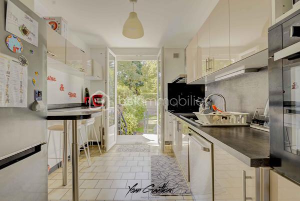 Dans un quartier recherché d’Épinay-sur-Orge, à proximité immédiate des écoles, commerces et transports, découvrez cette maison mitoyenne des deux côtés, construite en 1967, offrant 85 m² habitables répartis sur trois niveaux, ainsi qu’un agréable jardin exposé sud-ouest, sans vis-à-vis.

Dès l’entrée, la maison révèle une organisation particulièrement fonctionnelle, pensée pour faciliter le quotidien d’une famille. Le rez-de-chaussée accueille une entrée, une buanderie, un garde-manger ainsi qu’un garage avec accès direct au jardin.
À l’étage principal, la maison s’ouvre sur un agréable double salon-séjour, accompagné d’une cuisine et d’un WC. Deux porte-fenêtres, depuis le séjour et la cuisine, permettent de rejoindre directement le balcon, véritable prolongement de l’espace de vie. Celui-ci mène ensuite à la terrasse puis au jardin, créant une circulation particulièrement agréable entre intérieur et extérieur.
Le dernier niveau est consacré à l’espace nuit et propose trois chambres, toutes équipées de rangements, ainsi qu’une salle d’eau avec double vasque et WC. Les combles, aménagés et isolés, offrent également un espace de stockage supplémentaire particulièrement appréciable.

À l’extérieur, le jardin profite d’une exposition sud-ouest et de l’absence de vis-à-vis. Sa configuration est particulièrement intéressante puisqu’il dispose de plusieurs accès : depuis le balcon, depuis le garage, mais également par un portillon donnant directement sur le parc situé à l’arrière de la propriété. Deux places de stationnement supplémentaires, aménagées en pavés, viennent compléter les possibilités de stationnement.

La maison a fait l’objet de nombreux travaux au fil des années, avec une volonté constante de l’entretenir et de l’améliorer. En 2016, plusieurs éléments importants ont été rénovés : les fenêtres et les radiateurs ont été remplacés, la cuisine a été refaite, tandis que le parquet a été poncé et vitrifié et que les murs ont été entièrement repeints.
En 2019, les extérieurs ont à leur tour été valorisés avec la création de la terrasse. L’allée de stationnement en pavés a également été réalisée cette année-là. En 2020, la maison a bénéficié d’un ravalement complet, ainsi que d’un nettoyage de la toiture. L’aménagement des combles, accompagnés de leur isolation, ont aussi été effectués en 2019.
Plus récemment, en 2025, plusieurs améliorations ont encore été apportées avec le remplacement de la porte de garage, de la porte d’entrée et de plusieurs fenêtres, mais également l’isolation du sol du garage et la création d’une nouvelle allée en pavés dans le jardin.

La maison est par ailleurs équipée d’une chaudière gaz Viessmann entretenue chaque année, et bénéficie de nombreux espaces permettant de répondre facilement aux besoins de stockage du quotidien : buanderie, garage, combles aménagés et rangements dans chacune des chambres.

L’emplacement est certainement l’un des atouts majeurs de cette maison. Installée dans un environnement résidentiel recherché, elle permet de rejoindre très facilement les commodités du quotidien sans avoir systématiquement besoin de prendre la voiture.
Le collège se trouve à seulement quelques minutes à pied, tandis que les écoles sont accessibles en une dizaine de minutes. En environ cinq minutes, vous rejoindrez également tous les commerces de proximité. La gare est quant à elle située à environ quinze/vingt minutes à pied (RER C et T12), permettant de profiter facilement des transports en commun.
En voiture, l’A6 est à seulement quelques minutes et les principaux centres commerciaux se rejoignent en une dizaine de minutes.
Un emplacement particulièrement adapté à une vie de famille, avec écoles, commerces, transports, espaces verts et services accessibles rapidement, tout en profitant d’un environnement résidentiel calme.

Une maison fonctionnelle, régulièrement entretenue et idéalement située, à découvrir sans tarder à Épinay-sur-Orge.