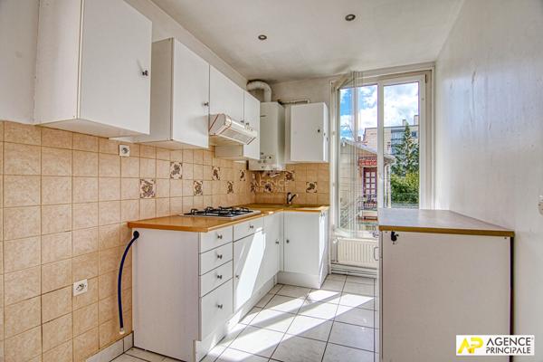 Versailles Montreuil Appartement 2 pièces 40.36 m2 carrez situé au 1er et dernier étage avec jardin privatif et box €300 000 ** - Référence 25477