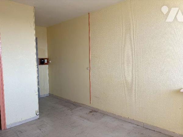 Tonneins- Dans résidence sécurisée avec ascenseur, studio non meublé à rénover, au 3ème étage.