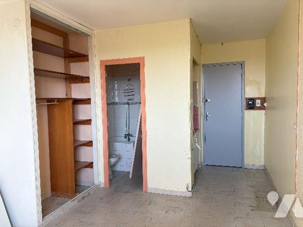 Tonneins- Dans résidence sécurisée avec ascenseur, studio non meublé à rénover, au 3ème étage.