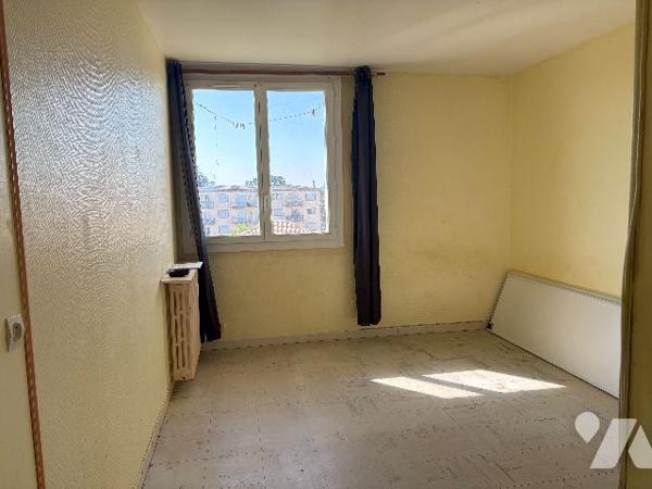 Tonneins- Dans résidence sécurisée avec ascenseur, studio non meublé à rénover, au 3ème étage.