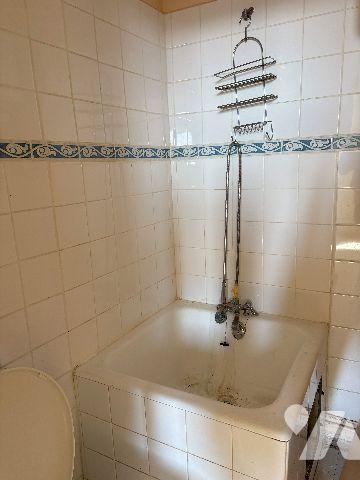 Tonneins- Dans résidence sécurisée avec ascenseur, studio non meublé à rénover, au 3ème étage.