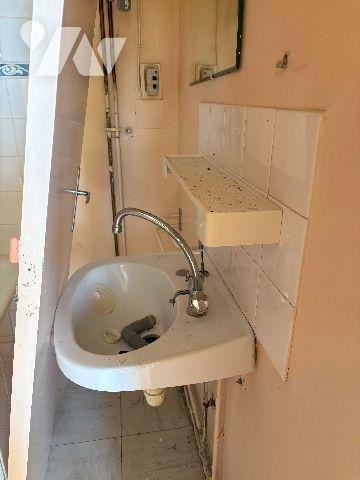 Tonneins- Dans résidence sécurisée avec ascenseur, studio non meublé à rénover, au 3ème étage.